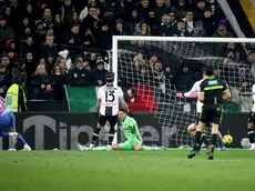 Noah Okafor (a sinistra) firma al 93' il gol della vittoria del Milan sull'Udinese