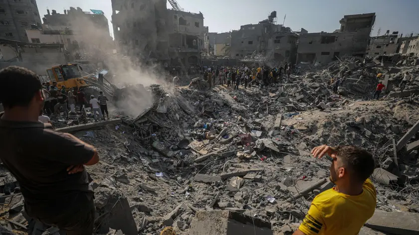 epa10952981 Palestinians search for bodies and survivors among the rubble following Israeli airstrikes on Al Falouja in Jabalia town, northern Gaza, 01 November 2023. More than 8,500 Palestinians and at least 1,400 Israelis have been killed, according to the IDF and the Palestinian health authority, since Hamas militants launched an attack against Israel from the Gaza Strip on 07 October, and the Israeli operations in Gaza and the West Bank which followed it. EPA/MOHAMMED SABER