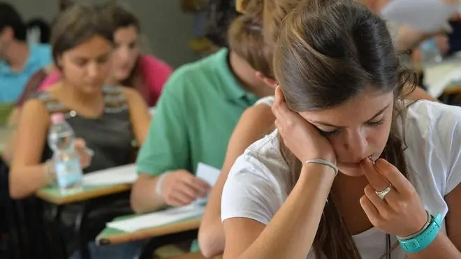 Una studentessa durante la prova dell'esame di maturità al liceo ginnasio Andrea Doria, 19 giugno 2013 a Genova..ANSA/LUCA ZENNARO