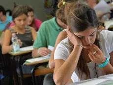 Una studentessa durante la prova dell'esame di maturità al liceo ginnasio Andrea Doria, 19 giugno 2013 a Genova..ANSA/LUCA ZENNARO