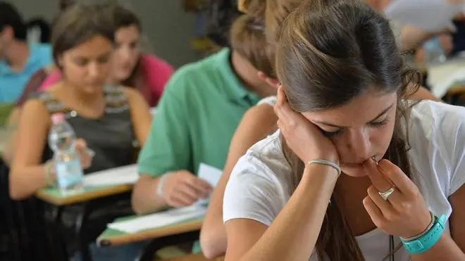 Una studentessa durante la prova dell'esame di maturità al liceo ginnasio Andrea Doria, 19 giugno 2013 a Genova..ANSA/LUCA ZENNARO