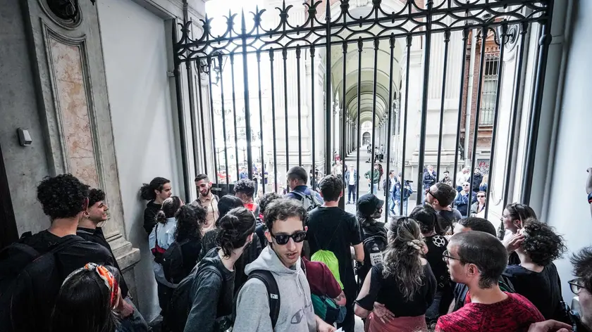 Un momento della manifestazione degli studenti universitari pro Palestina diretti al festival dell'economia per protestare contro i rettori dell'Università di Torino e del Politecnico che terranno una conferenza, Torino, 31 maggio 2024. ANSA/TINO ROMANO
