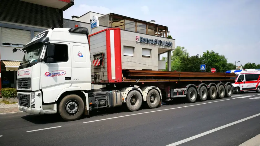 Il camion coinvolto nell'incidente mortale (Foto Petrussi)