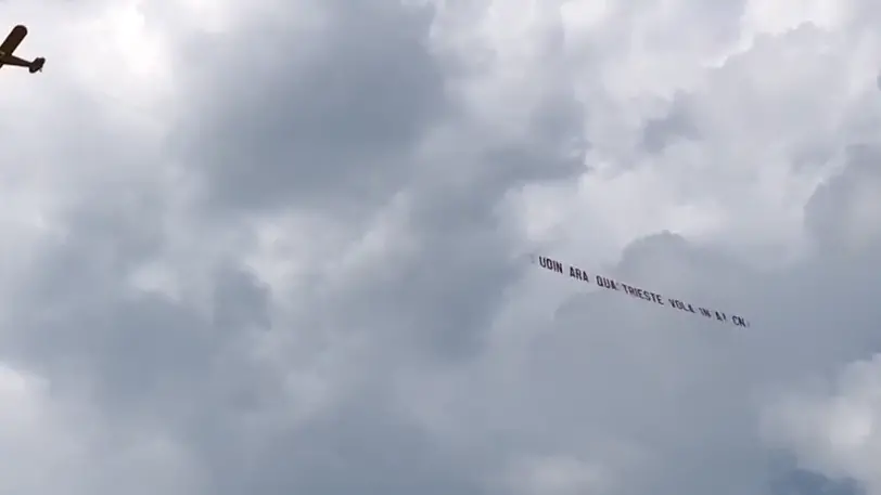 Lo striscione della curva nord dell'Alma Trieste sopra il cielo di Bibione