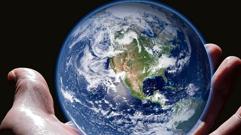 Un’immagine fortemente simbolica il futuro del pianeta Terra è ancora nelle mani dell’uomo