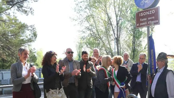 Bumbaca Gorizia 08.04.2017 Passerella Pogio, targa © Fotografia di Pierluigi Bumbaca Bumbaca Gorizia 08.04.2017 Passerella Poggio targa Isonzo Sacro all'Europa © Fotografia di Pierluigi Bumbaca