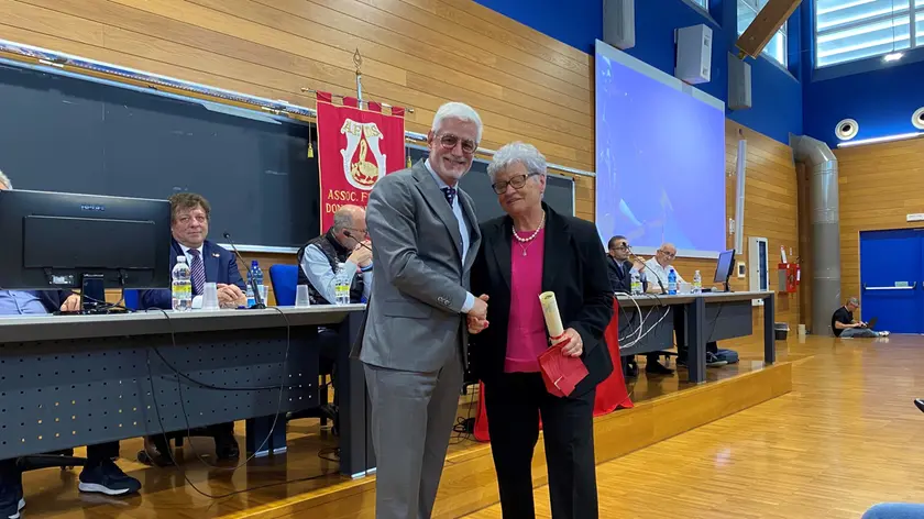 Il presidente Afds premia uno dei benemeriti