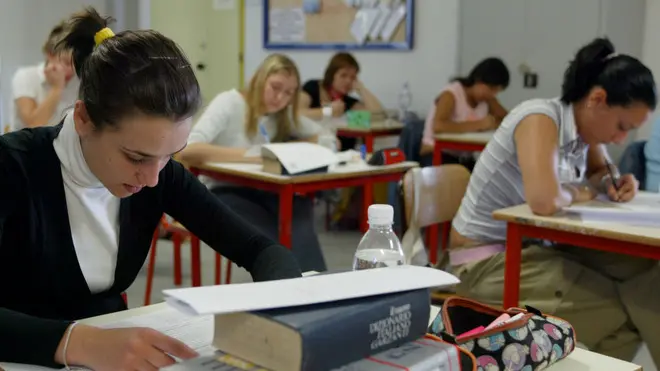 20060126 ROMA - CRO -+++SCUOLA MATURITA': GRECO AL CLASSICO+++ USCITE MATERIE PER SECONDA PROVA SCRITTA Una foto di archivio del 16 giugno 2005 mostra una studentessa alle prese con l'esame di maturità. Greco al Classico, matematica allo Scientifico, lingua straniera per il Liceo linguistico, disegno geometrico per l'Artistico, economia aziendale per gli Istituti tecnici commerciali. Sono queste le materie scelte dal Ministero dell'Istruzione per la seconda prova scritta dell'esame di maturita'. MARCO BUCCO/ARCHIVIO ANSA /I52