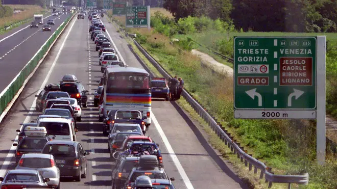 Traffico intenso sulla autostrada A23 Tarvisio-Udine in una foto di archivio. ANSA/ALBERTO LANCIA