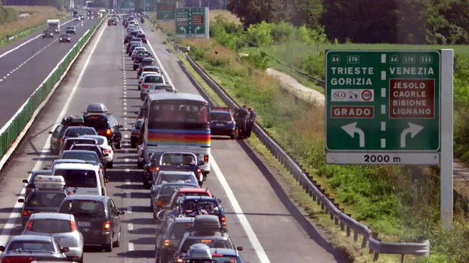 Traffico intenso sulla autostrada A23 Tarvisio-Udine in una foto di archivio. ANSA/ALBERTO LANCIA