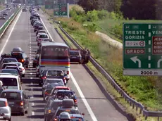 Traffico intenso sulla autostrada A23 Tarvisio-Udine in una foto di archivio. ANSA/ALBERTO LANCIA
