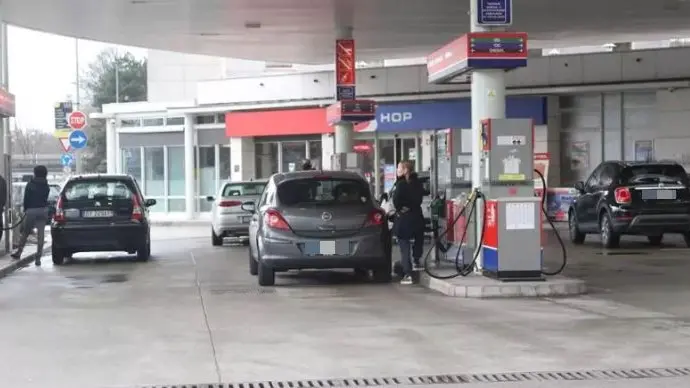 In Slovenia si risparmiano almeno 30 centesimi (foto Lasorte)