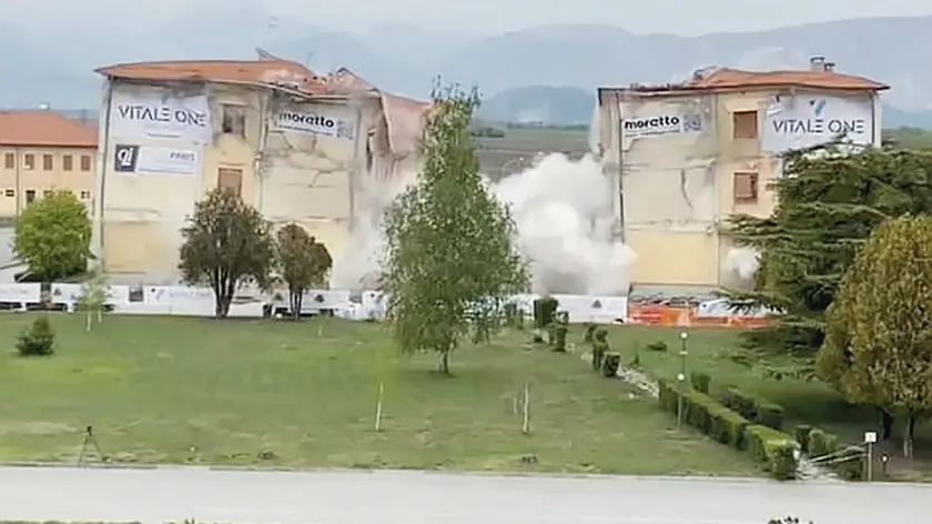 La demolizione delle due palazzine