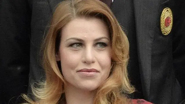 L'ad commerciale del Milan Barbara Berlusconi (c), il vicepresidente vicario e amministratore delegato con delega all'area sportiva Adriano Galliani (s) e il sindaco di MIlano Giuliani Pisapia durante l'inaugurazione di "Casa Milan", la nuova sede della società che coniuga design, tecnologia e interattività, Milano, 19 Maggio 2014. ANSA/DANIEL DAL ZENNARO