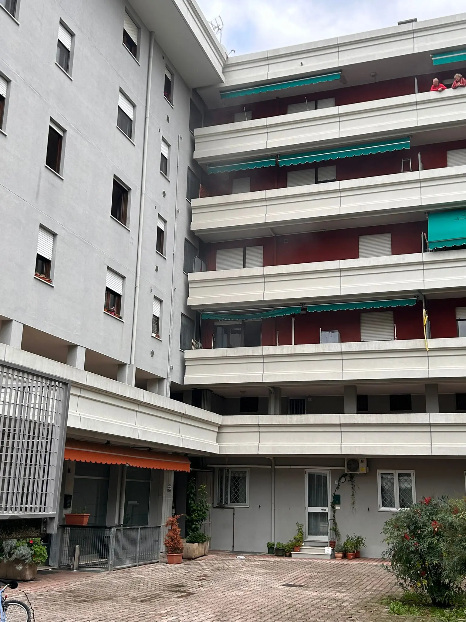 Ben 5 mezzi sono serviti per prestare soccorso ai residenti del condominio di via Pirona, in località Cussignacco (Udine)