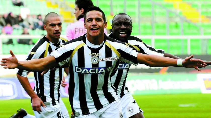 epa02605014 Udinese player Alexis Alejandro Sanchez of Chile celebrates his score during their serie A soccer match Palermo vs Udinese at Renzo Barbera stadium in Palermo, Italy, on 27 February 2011. Udinese won 7-0. EPA/MIKE PALAZZOTTO
