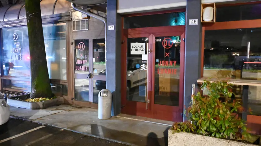 Nella foto, il locale “Jonny Luanie” chiuso a San Daniele