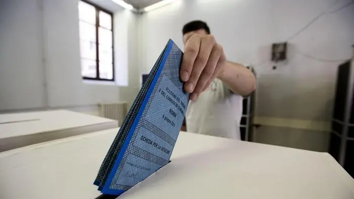 Un momento del voto per le elezioni amministrative nel seggio in Piazza del Collegio Romano, Roma, 05 giugno 2016. ANSA/ANGELO CARCONI