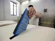 Un momento del voto per le elezioni amministrative nel seggio in Piazza del Collegio Romano, Roma, 05 giugno 2016. ANSA/ANGELO CARCONI