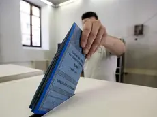 Un momento del voto per le elezioni amministrative nel seggio in Piazza del Collegio Romano, Roma, 05 giugno 2016. ANSA/ANGELO CARCONI