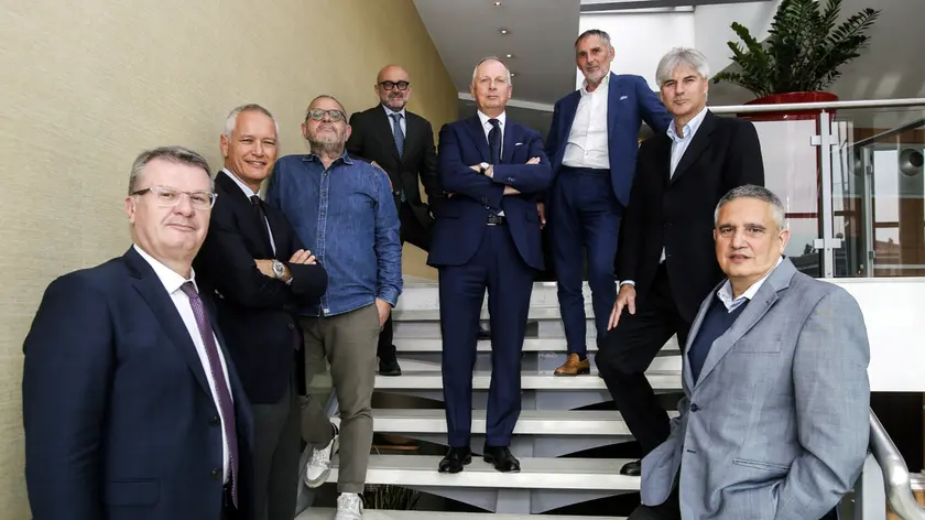 Il direttore Luca Ubaldeschi con Paolo Possamai (direttore editoriale) e i vice direttori Nem: Alberto Bollis (vice esecutivo), Paolo Mosanghini (per il Messaggero Veneto), Fabrizio Brancoli (Cultura e eventi), Paolo Cagnan (Digitale e integrazione multimediale), Luca Piana (Economia) e Giancarlo Padovan (Sport)