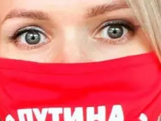 in una foto dal profilo Istagram la giornalista del portale RusNews Maria Ponomarenko, indossa una mascherina con la scritta "Putin rinuncia! ", 15 febbraio 2023. La Ponomarenko è stata condannata a sei anni di colonia penale in base alla nuova legge sulla 'disinformazione', per aver denunciato ll'attacco dell'esercito russo a Mariupol, Alla fine della condanna non potrà esercitare la professione giornalistica per cinque anni. +++ ATTENZIONE LA FOTO NON PUO? ESSERE PUBBLICATA O RIPRODOTTA SENZA L?AUTORIZZAZIONE DELLA FONTE D++I ORIGINE CUI SI RINVIA +++ ++ HO - NO SALES, EDITORIAL USE ONLY ++