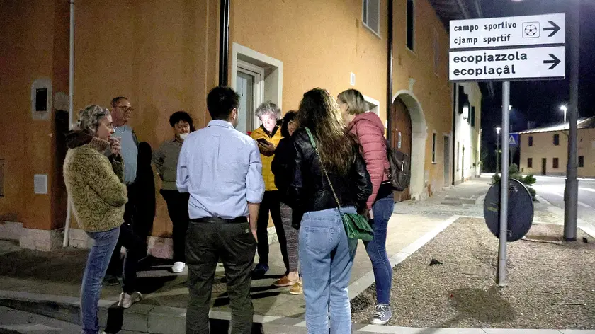 Alcuni abitanti di Bicinicco nella zona dell'omicidio, sabato sera