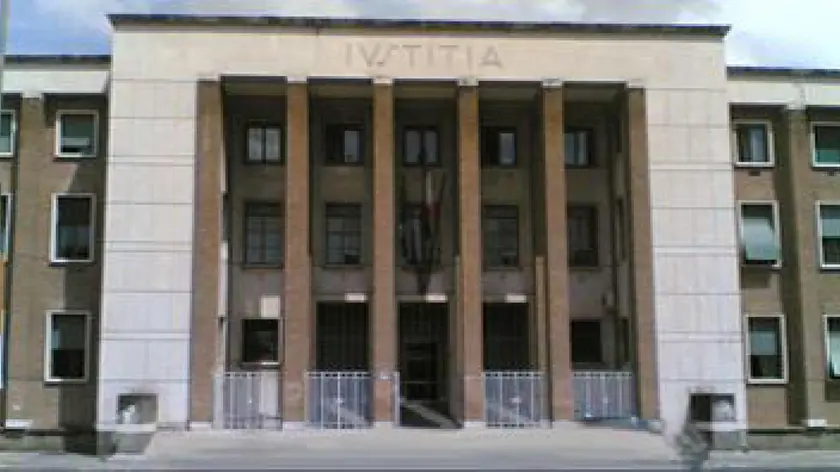 Una immagine della facciata del tribunale di Latina tratta dal sito del tribunale. ANSA/ +++ ANSA PROVIDES ACCESS TO THIS HANDOUT PHOTO TO BE USED SOLELY TO ILLUSTRATE NEWS REPORTING OR COMMENTARY ON THE FACTS OR EVENTS DEPICTED IN THIS IMAGE; NO ARCHIVING; NO LICENSING +++ NPK