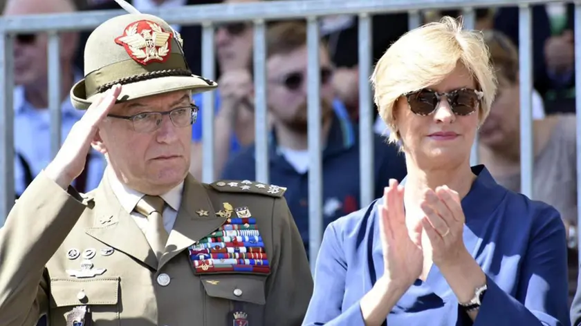 Il capo di Stato Maggiore delle Difesa, Generale Claudio Graziano, con il ministro della Difesa Roberta Pinotti durante la 90ª adunata nazionale degli Alpini a Treviso, 14 maggio 2017. ANSA/UFFICIO STAMPA STATO MAGGIORE DIFESA +++EDITORIAL USE ONLY - NO SALES+++