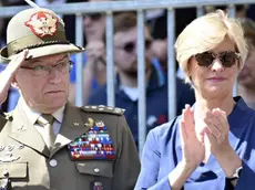 Il capo di Stato Maggiore delle Difesa, Generale Claudio Graziano, con il ministro della Difesa Roberta Pinotti durante la 90ª adunata nazionale degli Alpini a Treviso, 14 maggio 2017. ANSA/UFFICIO STAMPA STATO MAGGIORE DIFESA +++EDITORIAL USE ONLY - NO SALES+++