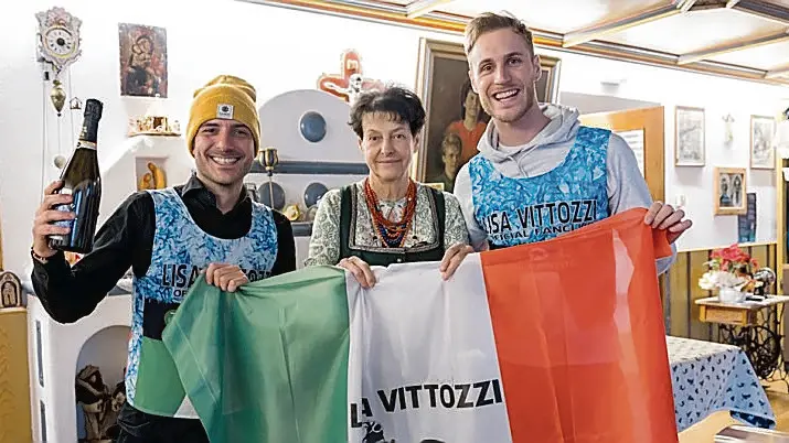 Nonna Lea con due fan all’hotel di famiglia a Sappada (foto Solero)