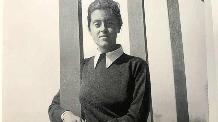 Una giovane Gabriella Brussich in una delle immagini del volume che raccoglie i suoi articoli realizzati per il Messaggero Veneto