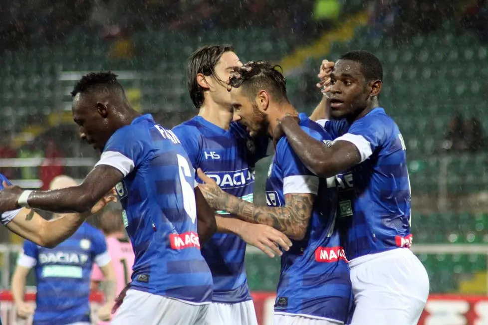 Udinese's Cyril Thereau (2R) jubilates with his teammates after scoring the goal during the Italian Serie A soccer match US Palermo vs Udinese Calcio at Renzo Barbera stadium in Palermo, Sicily island, Italy, 27 October 2016. ANSA/CORRADO LANNINO