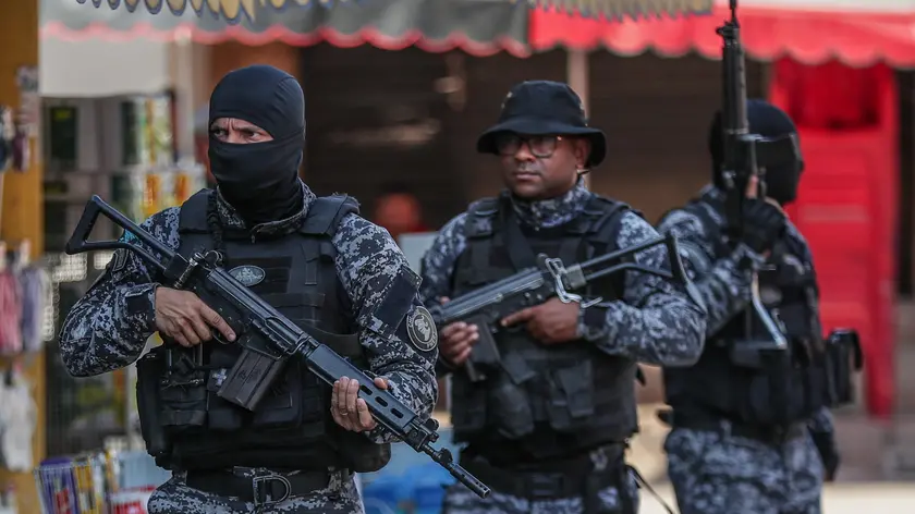 epa10922690 Military police are deployed during an operation against drug trafficking at the Mare favela in Rio de Janeiro, Brazil, 16 October 2023. The operations of the security forces against the gangs in the city completed five days and will be reinforced by the troops of the National Force. EPA/ANDRE COELHO