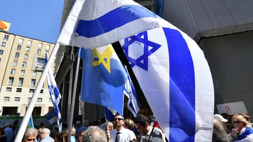 Il presidio contro l'antisemitismo organizzato in piazza San Babila a Milano, 22 Aprile 2018. ANSA / MATTEO BAZZI