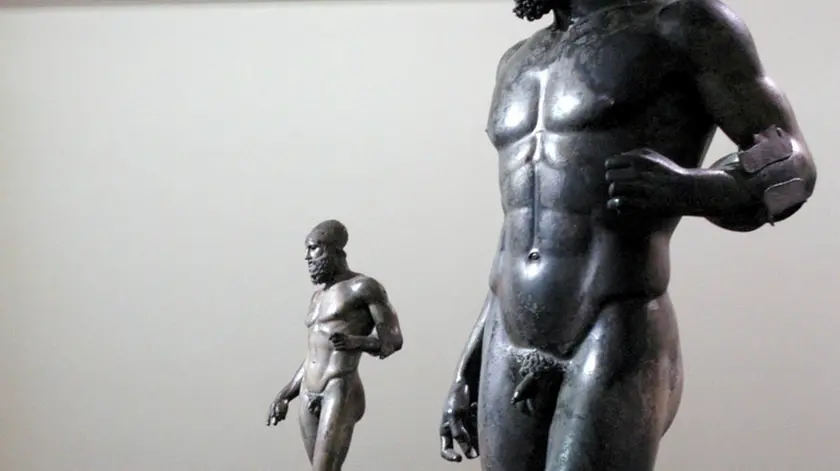 Una foto d'archivio del 30 giugno 2003 mostra le statue dei Bronzi di Riace esposte all'interno del museo di Reggio Calabria. ANSA / FRANCESCO CUFARI