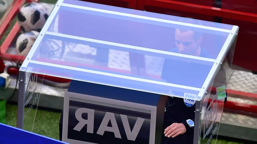 American referee Mark Geiger checks the VAR screen during the Russia 2018 World Cup Group F football match between South Korea and Germany at the Kazan Arena in Kazan on June 27, 2018. / AFP PHOTO / Luis Acosta / RESTRICTED TO EDITORIAL USE - NO MOBILE PUSH ALERTS/DOWNLOADS