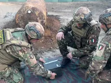 Disinnescata, la bomba inesplosa del 1944 di oltre 2000 kg, ritrovata giorni fa in un cantiere nella periferia di Viterbo. Le operazioni coordinate dalla Prefettura di Viterbo, sono iniziate questa mattina all'alba con l'evacuazione di oltre 36mila viterbesi residenti in un'area di 1.400 metri di raggio dal punto di ritrovamento dell'ordigno. Alle 10.30 gli artificieri del 6° Reggimento Genio Pionieri dell'esercito, hanno iniziato l'intervento di disinnesco per la rimozione delle tre spolette, tutte ancora attivate e armate. Una volta rimosse, alle 15.30 il residuato bellico è stato caricato a bordo di un mezzo speciale e trasportato presso l'80° reggimento "Roma", dove sarà reso inoffensivo con la tecnica della lisciviatura, che prevede lo svuotamento della bomba tramite getti d'acqua ad alta temperatura. "Ringrazio di cuore tutti i cittadini per la preziosa collaborazione, se le operazioni hanno avuto successo si deve anche alla vostra serietà - ha detto la sindaca Chiara Frontini alla conclusione delle operazioni - Per questa complessa attività, erano stati organizzati 24 punti di raccolta verso 3 centri di accoglienza, dove le persone hanno potuto passare il tempo in compagnia, un ospedale da campo e un centro per le persone con particolari fragilità. Per la sicurezza erano stati messi in campo 9 droni e 55 varchi presidiati dalle forze dell'ordine. Inoltre, erano stati stati organizzati centri per ospitare i nostri amici a 4 zampe e un gazebo informativo per i pellegrini in cammino su Viterbo. Tutto questo - ha concluso Frontini - non sarebbe stato possibile senza la perfetta sinergia che c'è stata tra tutte le istituzioni". ANSA/ESERCITO ITALIANO ANSA PROVIDES ACCESS TO THIS HANDOUT PHOTO TO BE USED SOLELY TO ILLUSTRATE NEWS REPORTING OR COMMENTARY ON THE FACTS OR EVENTS DEPICTED IN THIS IMAGE; NO ARCHIVING; NO LICENSING +++ NPK