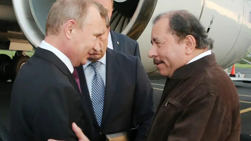epa04311730 A handout picture provided by the Presidency of Nicaragua shows Nicaraguan President Daniel Ortega (R) receiving his Russian counterpart Vladimir Putin (L) at the international aiport of Managua, Nicaragua, 11 July 2014. EPA/Presidency of Nicaragua / CESAR PEREZ HANDOUT EDITORIAL USE ONLY