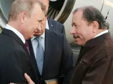epa04311730 A handout picture provided by the Presidency of Nicaragua shows Nicaraguan President Daniel Ortega (R) receiving his Russian counterpart Vladimir Putin (L) at the international aiport of Managua, Nicaragua, 11 July 2014. EPA/Presidency of Nicaragua / CESAR PEREZ HANDOUT EDITORIAL USE ONLY