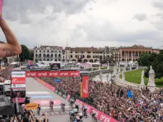 L'abbraccio della folla ai ciclisti a Padova