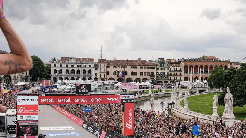 L'abbraccio della folla ai ciclisti a Padova