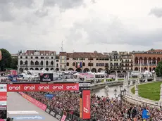 L'abbraccio della folla ai ciclisti a Padova