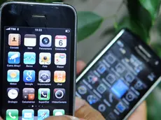 Alcuni modelli di smartphone fotografati in un negozio, Pisa, 6 luglio 2010. ''In assenza di interventi, con il tasso attuale di diffusione degli smartphone, la nostra rete mobile rischia il collasso'': E' l'allarme lanciato dal presidente dell'AutoritA' per le garanzie nelle comunicazioni, Corrado Calabro', che nella Relazione annuale al Parlamento ha ricordato che l'Agcom ''sta portando avanti una politica finalizzata alla liberazione in tempi brevi di frequenze radio: contiamo - ha aggiunto - di rendere disponibili, prima del 2015, circa 300 Mhz da mettere all'asta per la banda larga''. ANSA/FRANCO SILVI/GID