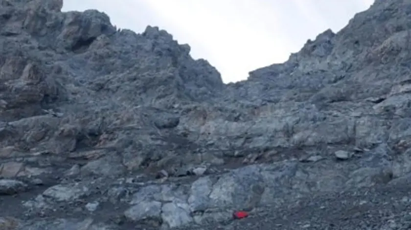 Veduta della via normale che passa sulla cresta, 03 settembre 2023. E' di due morti e due feriti il bilancio di un incidente di montagna avvenuto questa mattina sull'Ortles. La disgrazia si è verificata alle 6.20 sulla via normale, mentre la cordata era diretta verso la vetta. Secondo una prima ricostruzione un alpinista è scivolato e cadendo ha trascinato gli altri con sé. Le vittime sono un tedesco e un italiano. Sul posto sono intervenuti il soccorso alpino e gli elicotteri di soccorso di Elisondri, Pilikan 3 e Guardia di finanza. ANSA