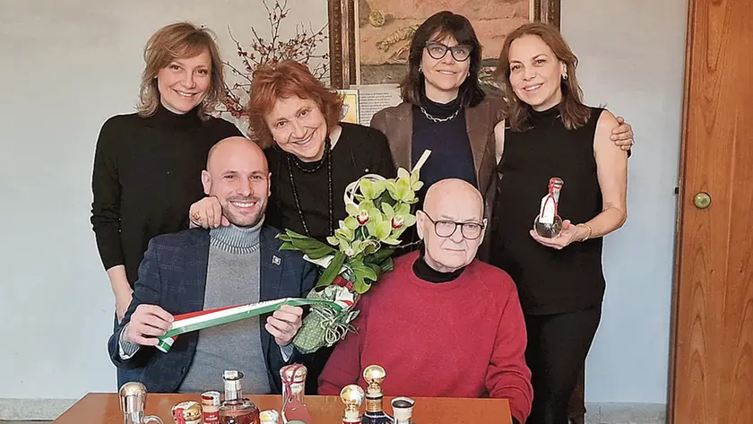 Seduti, il sindaco Leon e Benito Nonino; in piedi da sinistra Antonella, Giannola, Elisabetta e Cristina