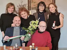 Seduti, il sindaco Leon e Benito Nonino; in piedi da sinistra Antonella, Giannola, Elisabetta e Cristina