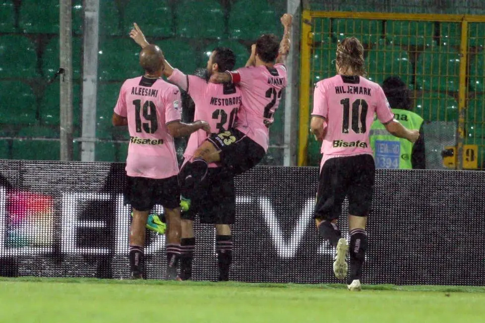 Palermo's Ilija Nestorovski (2L) jubilates with his teammates after scoring the goal during the Italian Serie A soccer match US Palermo vs Udinese Calcio at Renzo Barbera stadium in Palermo, Sicily island, Italy, 27 October 2016. ANSA/CORRADO LANNINO