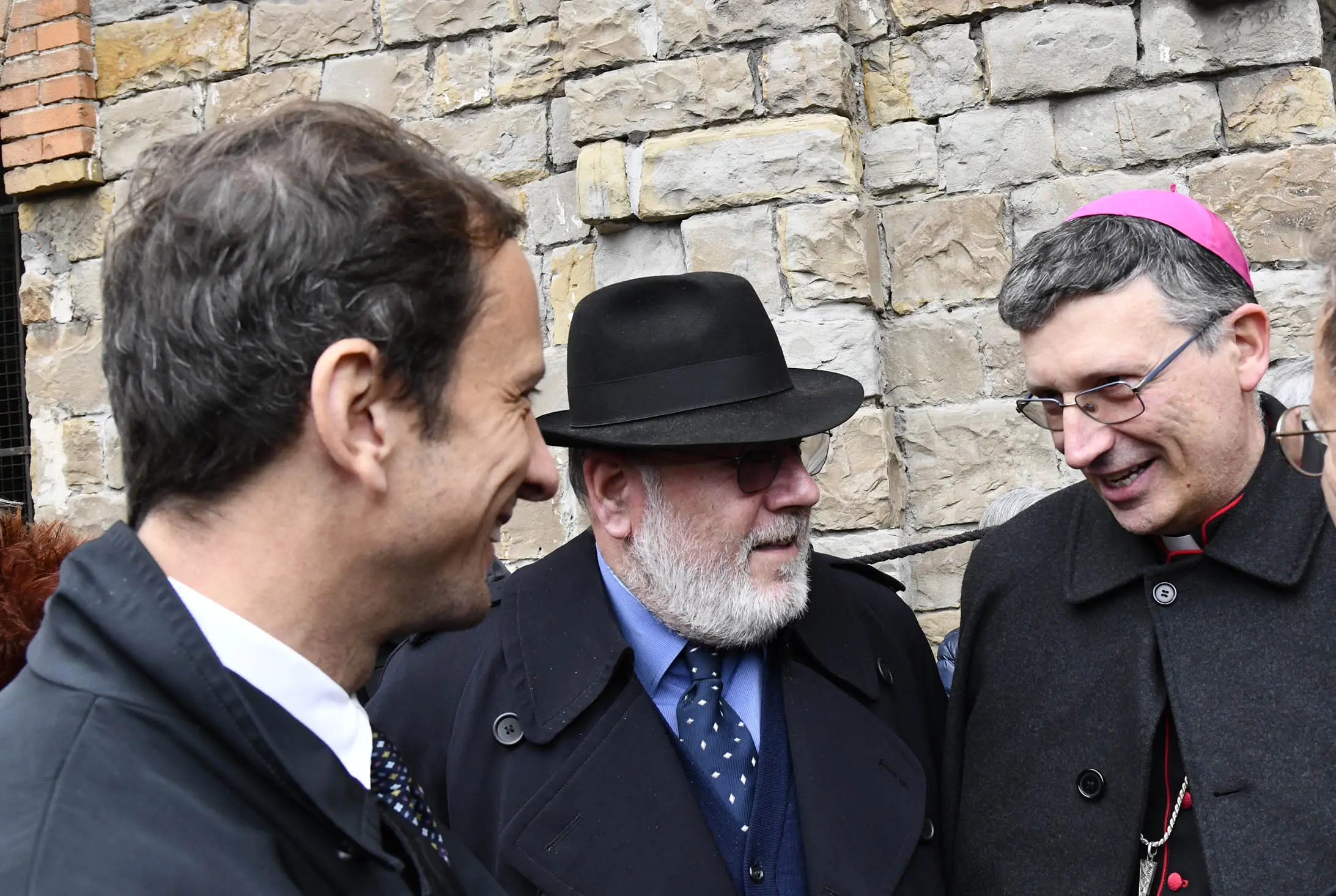 Il governatore del Friuli Venezia Giulia Massimiliano Fedriga alla Risiera di Sabba per la celebrazione del 25 aprile con il rabbino di Trieste Alexander Meloni e il vescovo tergestino Enrico Trevisi