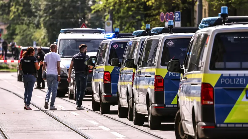 epa11586574 Police officers secure the area after a shooting near the NS Documentation Center for the History of National Socialism building in Munich, Germany, 05 September 2024. German police officers on 05 September shot a man who was carrying a firearm and opened fire near the Israeli Consulate General and the Nazi Documentation Center in Munich. According to the police, there is no evidence of any other suspects. EPA/ANNA SZILAGYI